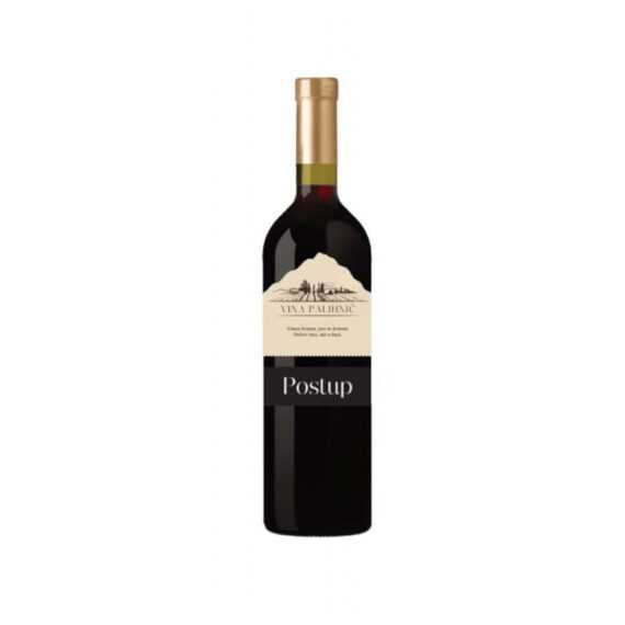 Vrhunsko vino Postup sorte Plavac mali Svoj bogat okus duguje strmim padinama Postup - Pelješac 0,75l Palihnić Pelješki Vinogradar Postup Plavac mali je Vrhunsko crno suho vino proizvedeno od grožđa autohtone sorte Plavac mali Dokazano uz Dingač  najbolji položaj za uzgoj sorte Plavac mali, Postup - Pelješac Prepoznatljiv okus koji samo Postup Pelješac može ponuditi Pažljiva prerada i njega u hrastovim barrique bačvama Vino koje odlično prezentira svu raskoš sorte plavac mali Višestruki dobitnik šampionskih nagrada na Sabatini Karakteriziraju ga srednje izračeni tanini, puno tijelo i arome suhog bobičastog voća. Preporučamo dekantirati prije konzumacije Plavac mali autohtona sorta "roditelja"  Zinfandel/ Prmitivo / Crljenak / Kaštelanski Crljenak / Pribridrag Naruči online dostavu vina Plavac mali Postup